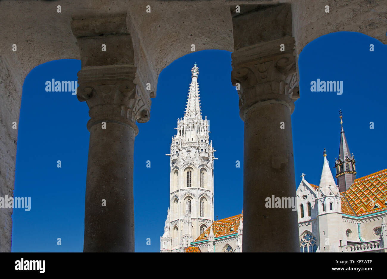 L'Église Matyas spire par encadrée arch Halaszbastya Quartier du Château de Buda Budapest Hongrie supérieure Banque D'Images
