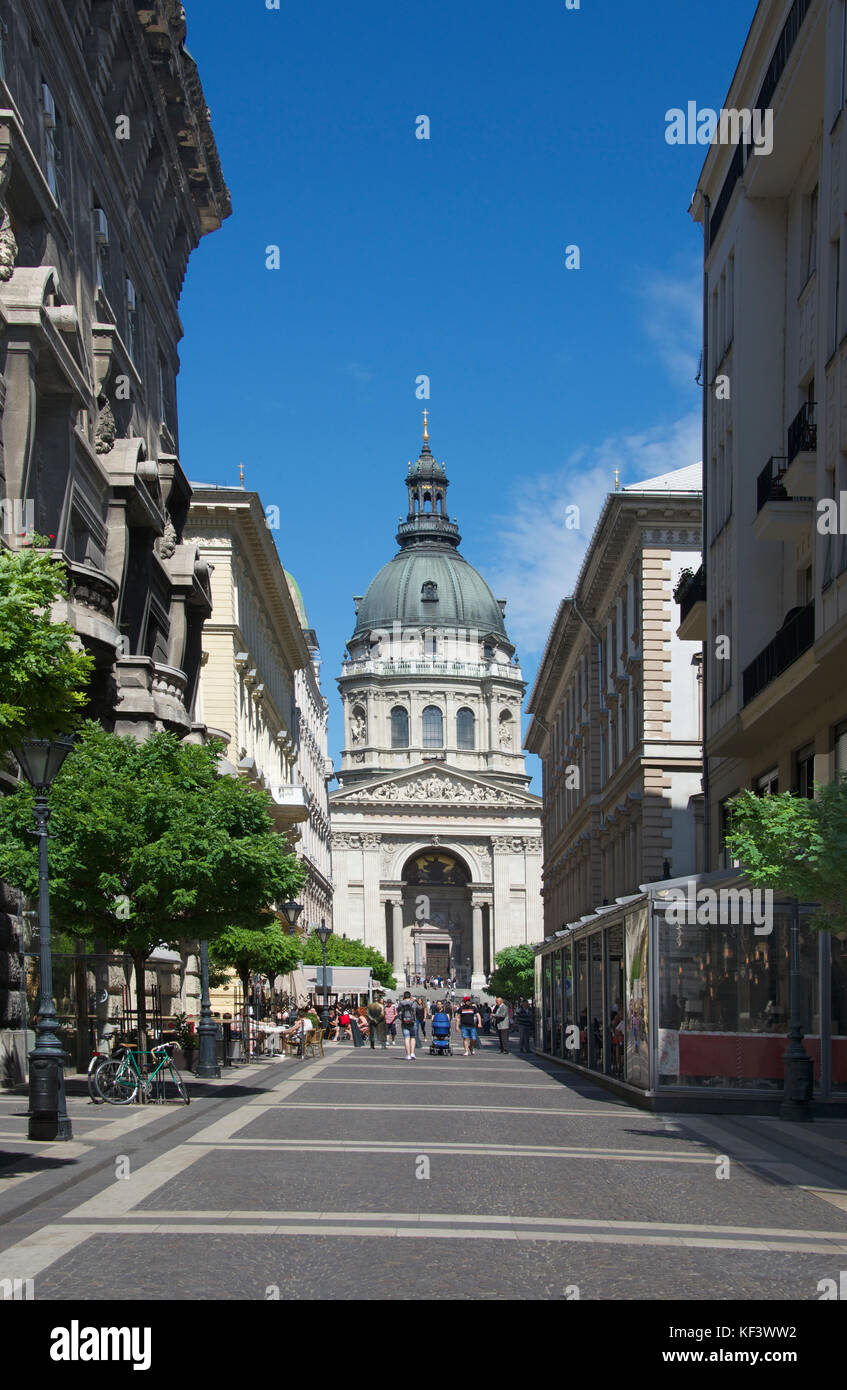 Zrinyui Street et St Stephen's Basilica Budapest Hongrie Banque D'Images