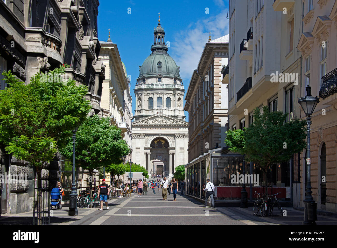 Zrinyui Street et St Stephen's Basilica Budapest Hongrie Banque D'Images
