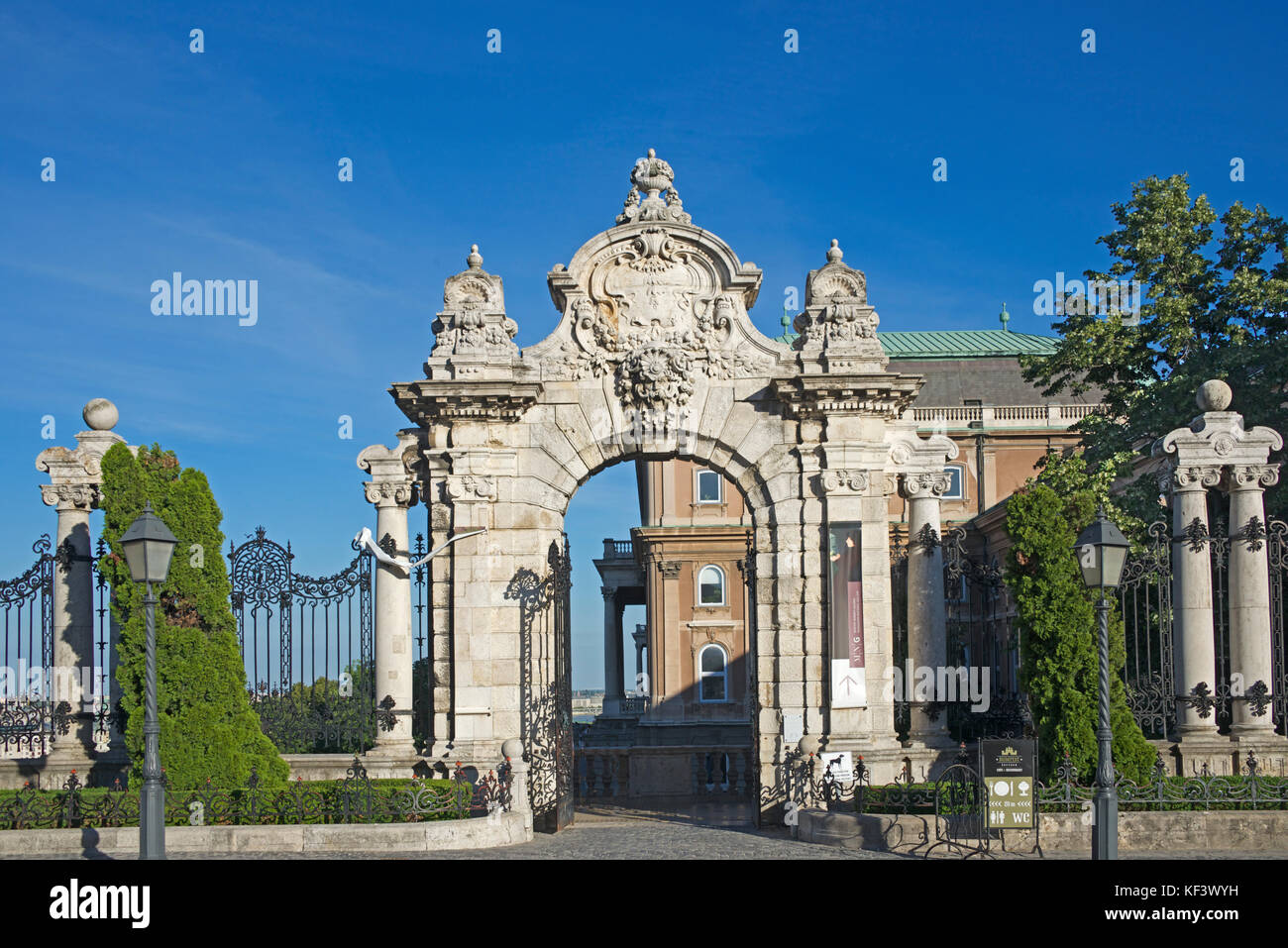 Porte d'entrée au Palais Royal Budapest Hongrie Banque D'Images