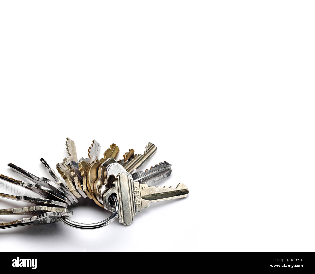 Close up of metal key ring avec de nombreuses touches usées isolated on white Banque D'Images