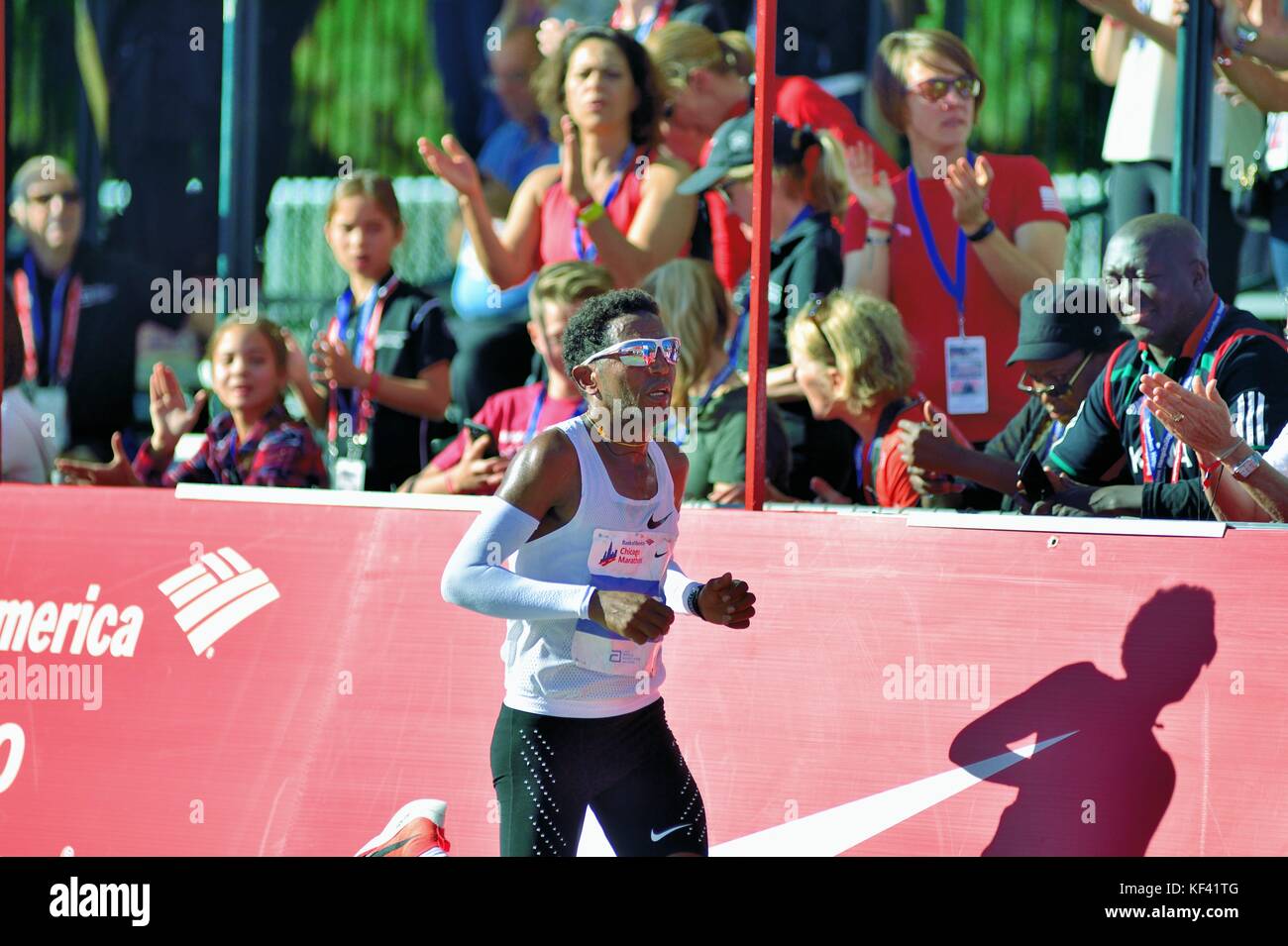 Avec la ligne d'arrivée qui se reflète sur ses lunettes, coureur élite Zersenay Tadese de l'Érythrée, dans la dernière ligne droite de la 2017 Marathon de Chicago. Banque D'Images