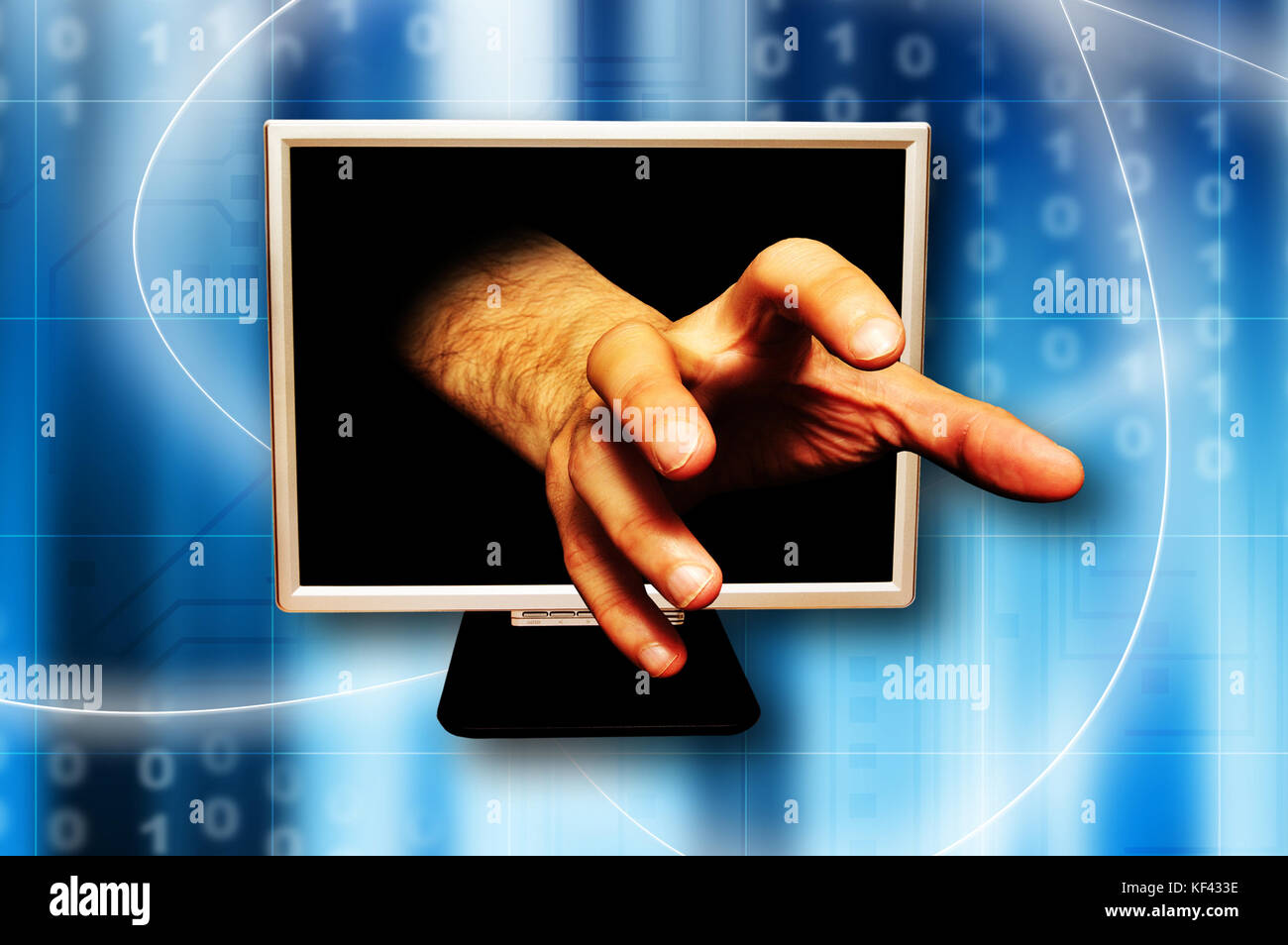 La main qui sort de l'écran d'un ordinateur, attrapant le geste, le vol d'identité ou la cybercriminalité concept Banque D'Images