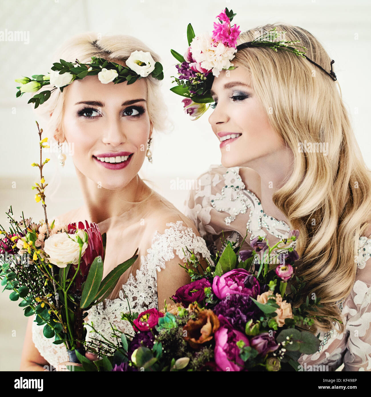 Portrait style fleurs de belles femmes. parfait mariée. Les femmes blondes avec bouquet de fleurs, gerbe, coiffure mariage et de maquillage Banque D'Images