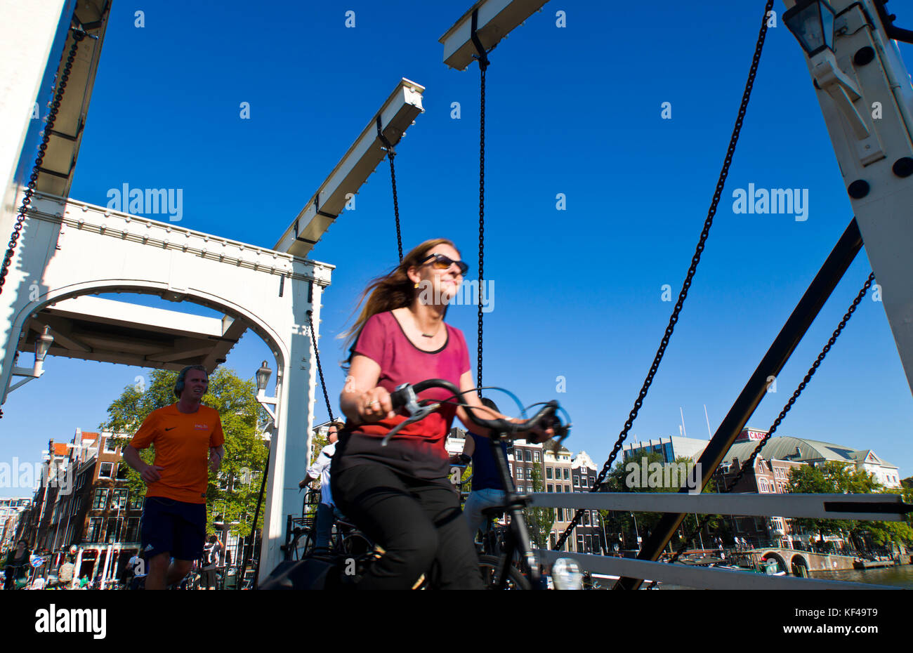 Les cyclistes et les piétons à l'aide de l'Mager Brug, traversant la rivière Amstel à Amsterdam Banque D'Images