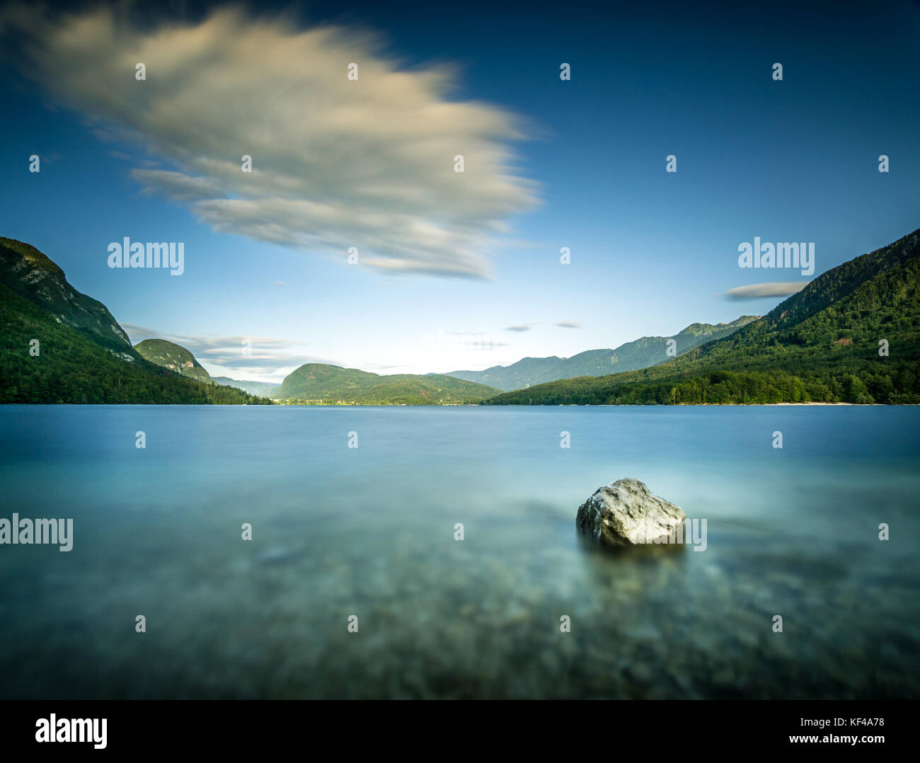 Une longue exposition d'un rocher dans l'eau du lac, à Pebble Beach. Banque D'Images