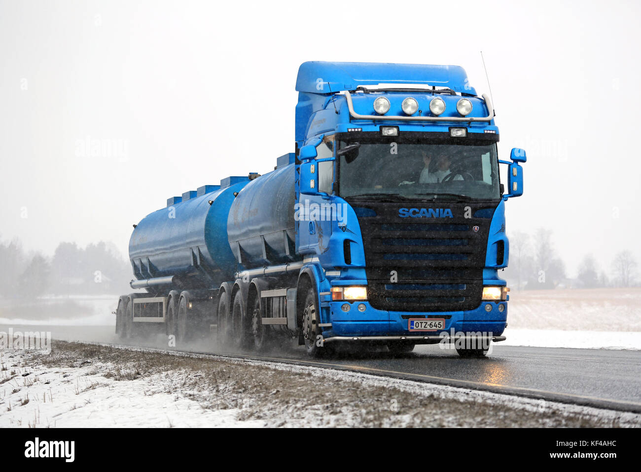 Salo, Finlande - le 26 février 2016 : blue scania r500 camion-citerne se déplaçant le long de la route de neige. l'hiver finlandais, les conditions météorologiques peuvent parfois être Banque D'Images