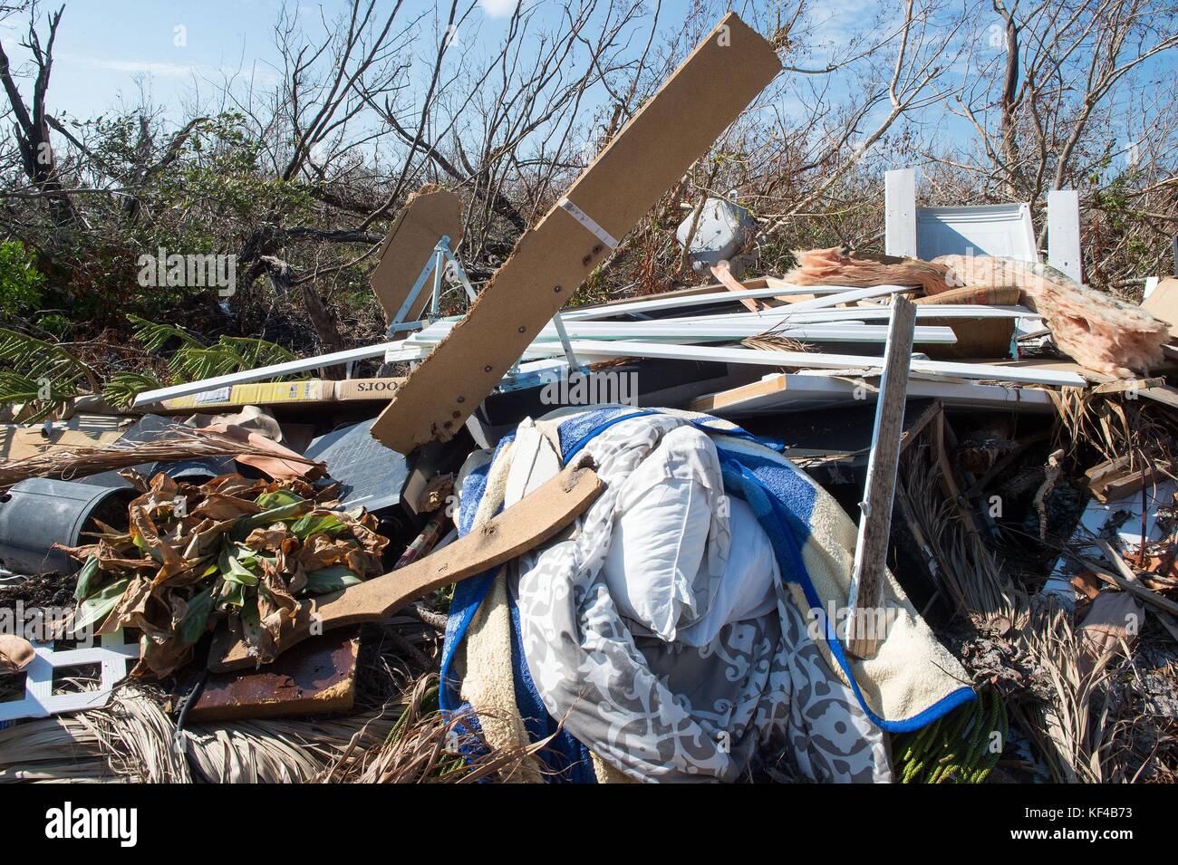 Un tas de débris et de biens endommagés est assis sur le côté de la route à la suite du cyclone irma 25 septembre 2017 à big pine key, en Floride. Banque D'Images