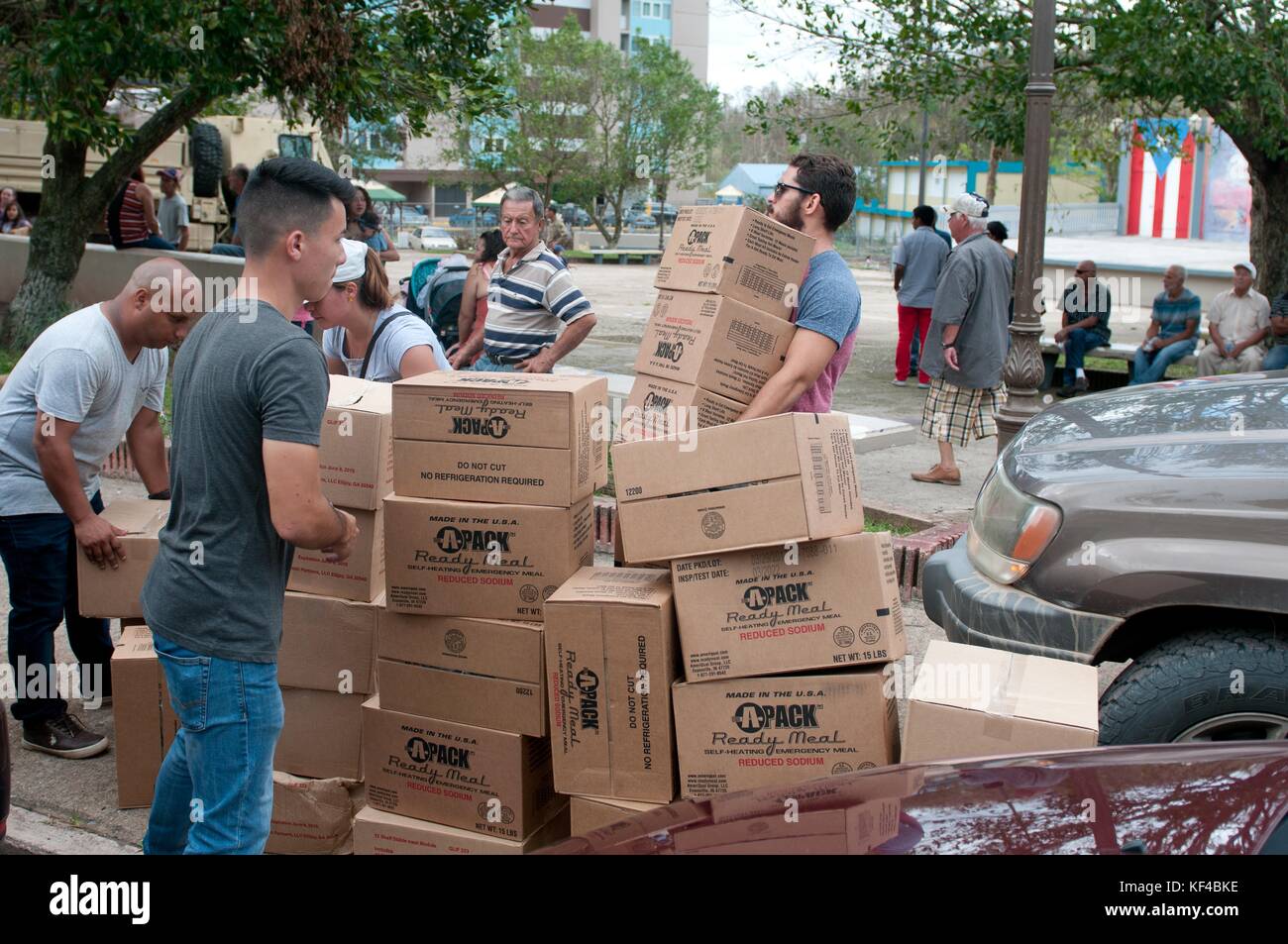 Des soldats de l'armée américaine et des volontaires locaux déchargent des fournitures d'urgence pendant les efforts de secours à la suite de l'ouragan Maria le 5 octobre 2017 à Lares, Porto Rico. Banque D'Images