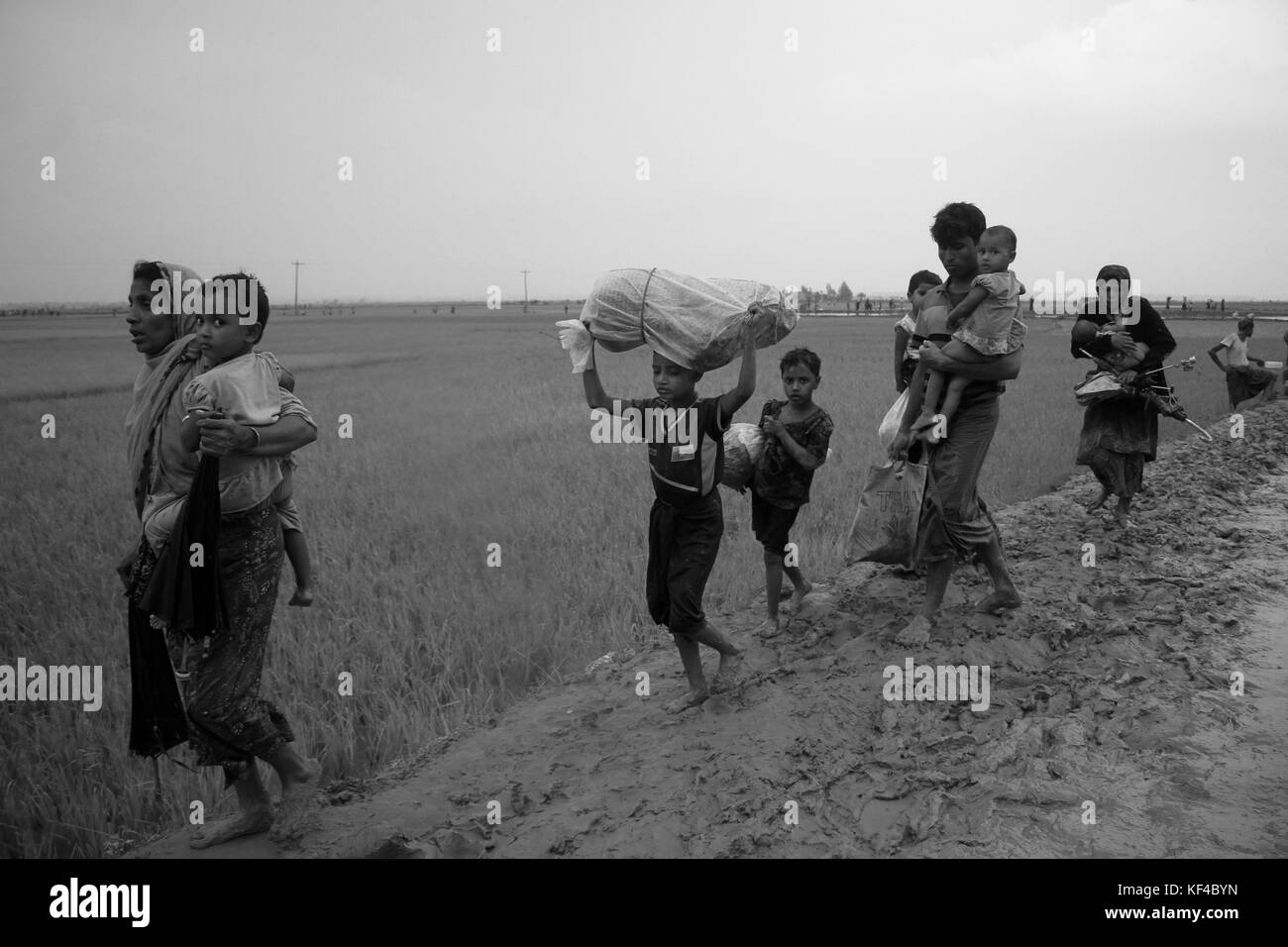 Bangladesh : les réfugiés Rohingya fuyant l'opération militaire dans l'État de Rakhine au Myanmar, a conclu le Bangladesh d'un territoire à se réfugier dans des Cox's Bazar (Bangladesh) le 3 septembre 2017. Plus d'un demi-million de réfugiés Rohingyas de l'État de Rakhine au Myanmar, ont traverse au Bangladesh depuis août 25, 2017 D'après l'ONU. La dernière campagne de l'armée du Myanmar contre les Rohingyas ont débuté après l'attaque sur plusieurs postes de police dans l'État de Rakhine. © Asad Rehman/Alamy Stock Photo Banque D'Images