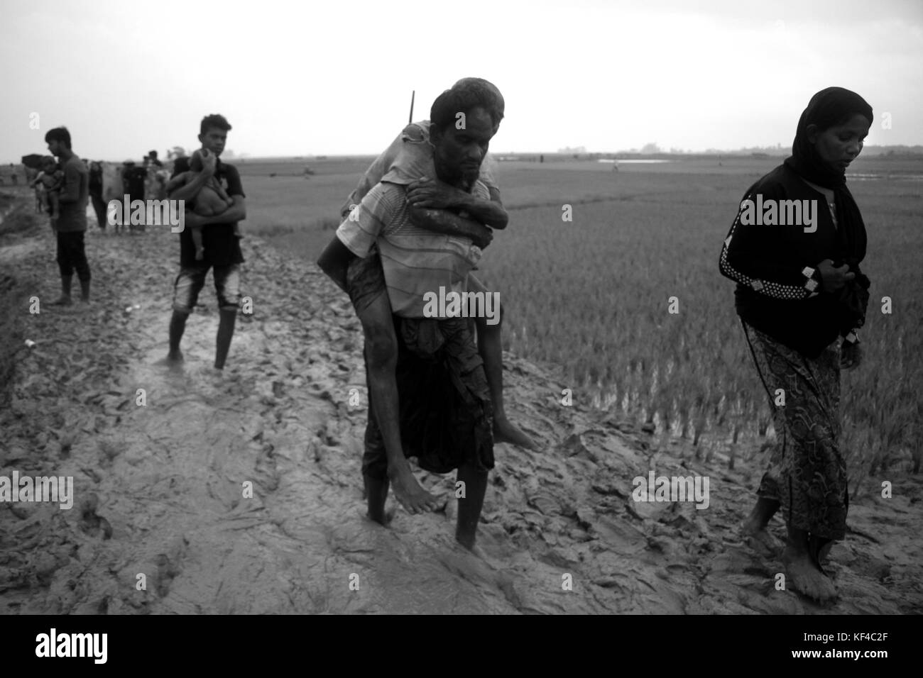 Bangladesh : les réfugiés Rohingya fuyant l'opération militaire dans l'État de Rakhine au Myanmar, a conclu le Bangladesh d'un territoire à se réfugier dans des Cox's Bazar (Bangladesh) le 3 septembre 2017. Plus d'un demi-million de réfugiés Rohingyas de l'État de Rakhine au Myanmar, ont traverse au Bangladesh depuis août 25, 2017 D'après l'ONU. La dernière campagne de l'armée du Myanmar contre les Rohingyas ont débuté après l'attaque sur plusieurs postes de police dans l'État de Rakhine. © Asad Rehman/Alamy Stock Photo Banque D'Images