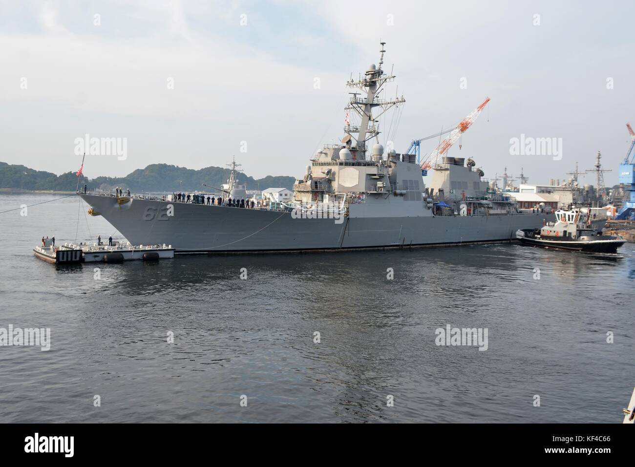 Le destroyer USS Fitzgerald, de classe Arleigh Burke, quitte la cale sèche de la Fleet Activities Yokosuka pour subir d'autres réparations après sa collision avec un porte-conteneurs le 8 octobre 2017 à Yokosuka, au Japon. Banque D'Images