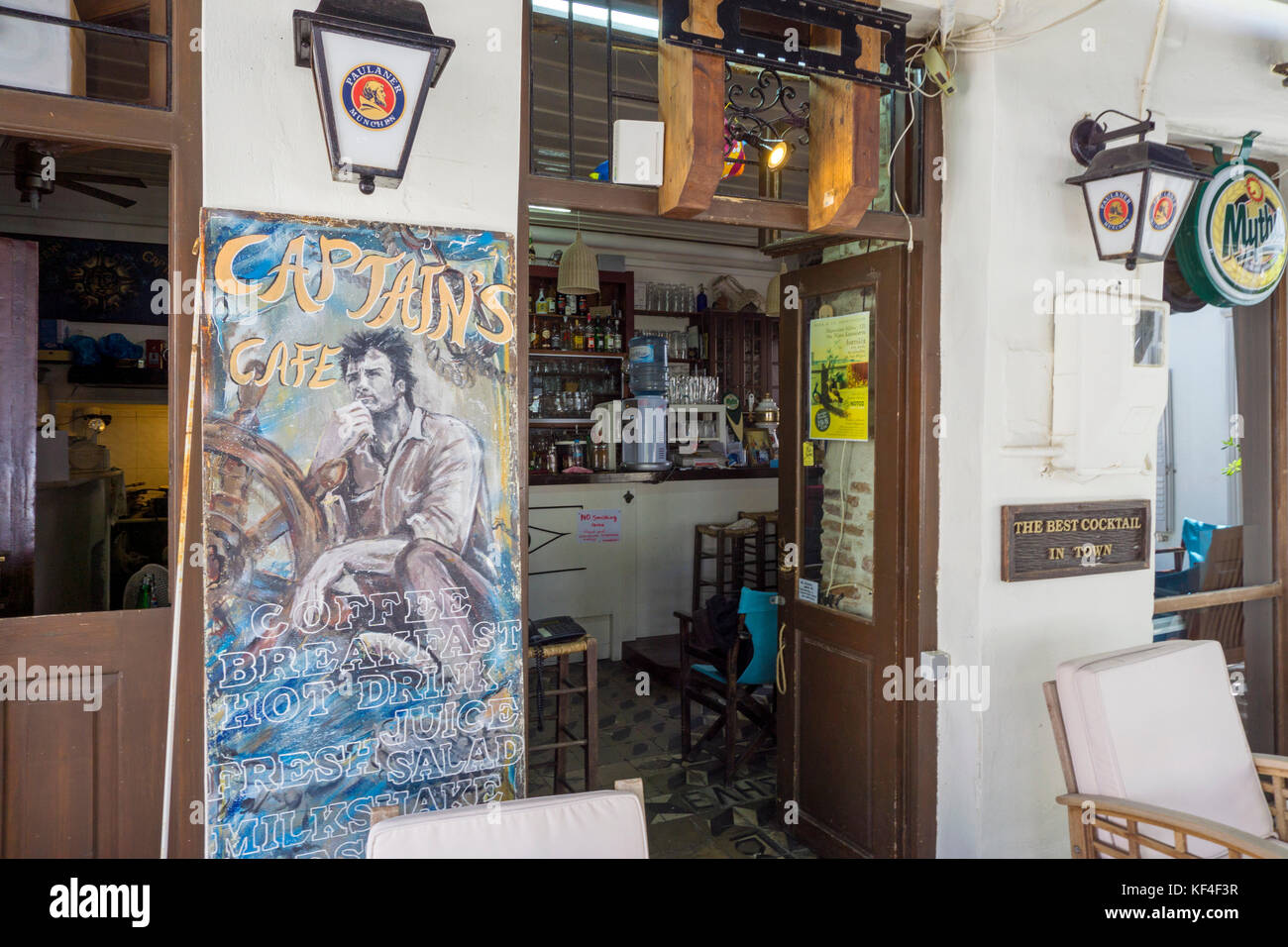 Captains Bar, un bar grec au port de Naxos-ville, l'île de Naxos, Cyclades, Mer Égée, Grèce Banque D'Images