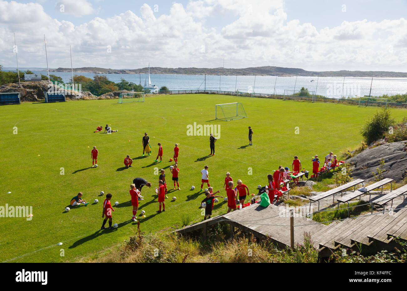 Les garçons se préparer pour un match de football sur un terrain à un emplacement pittoresque Banque D'Images