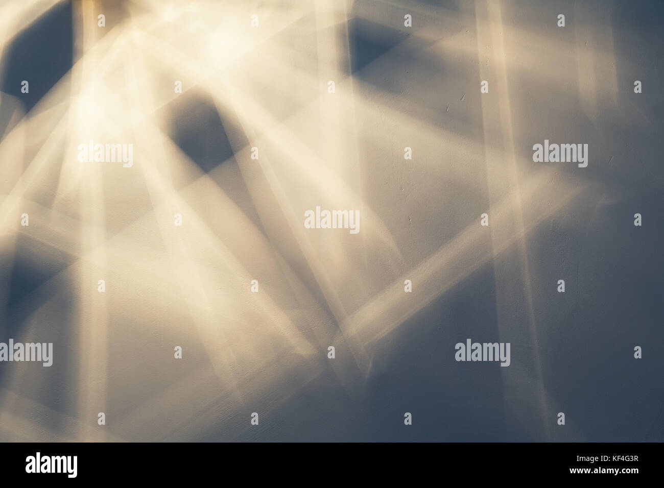 Les faisceaux lumineux et les ombres sur le plafond. Résumé de fond photo Banque D'Images