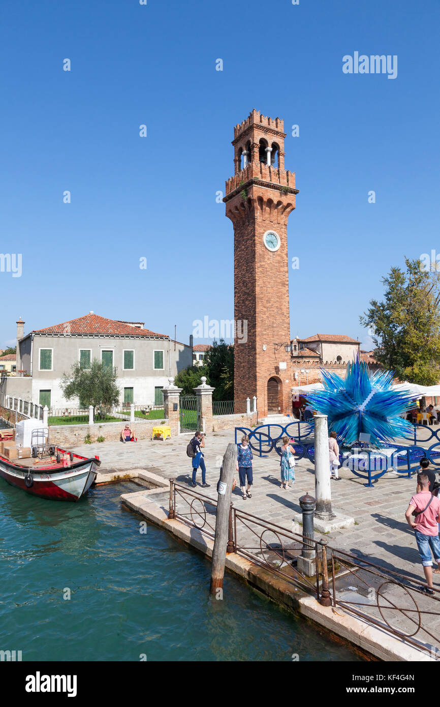 Campo San Stefano view, Murano, Venise, Italie avec la tour de l'horloge et la comète Étoile de verre aux côtés du canal Rio dei Vetrai Banque D'Images