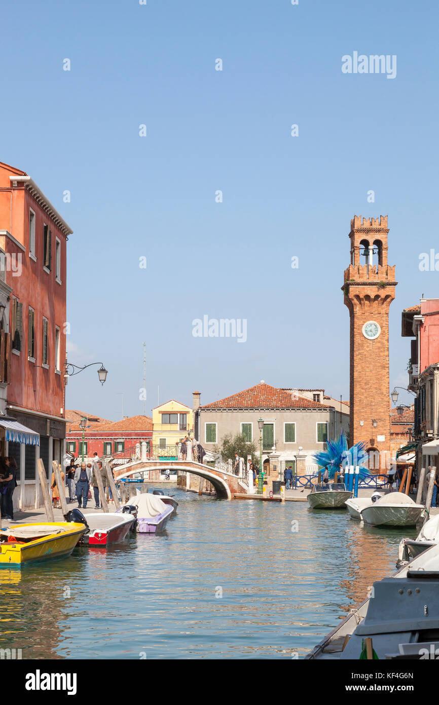 Campo San Stefano avec sa tour de l'horloge et Ro dei Vetrai, l'île de Murano, Venise, Italie. Copie espace on blue sky Banque D'Images