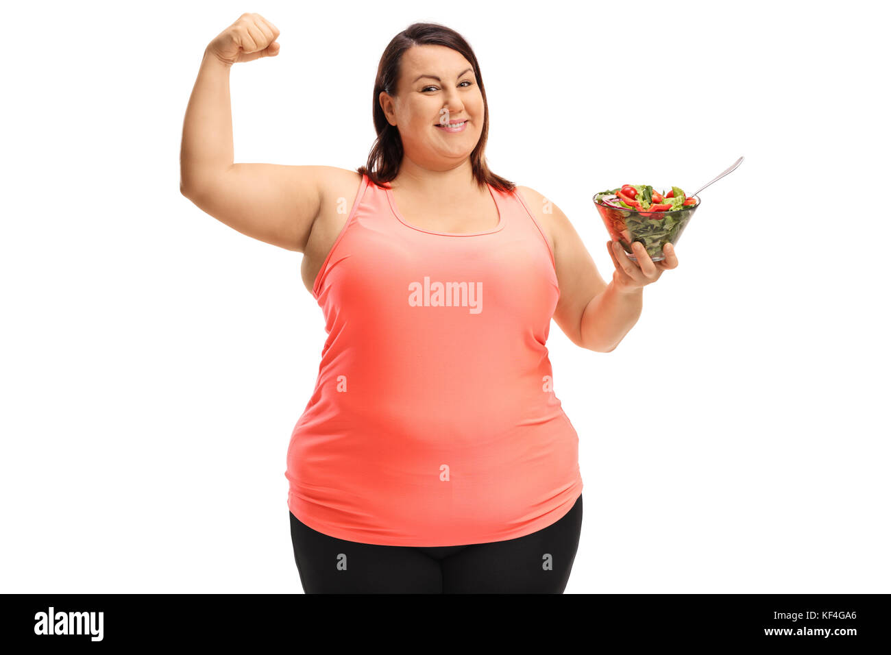 L'excès de woman flexing ses biceps et tenait un bol de salade isolé sur fond blanc Banque D'Images