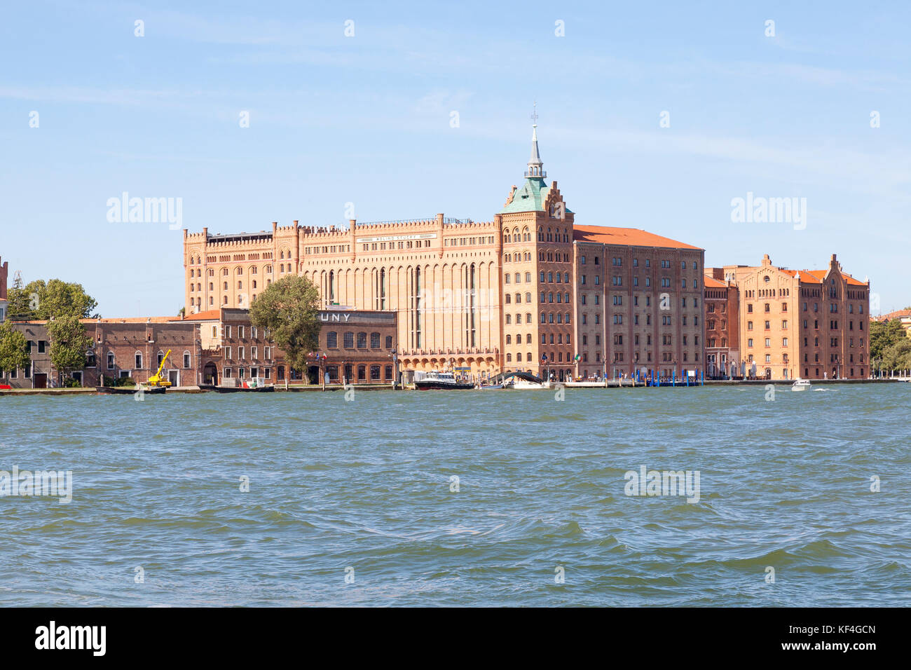L'hôtel Hilton Molino Stucky, Giudecca, Venise, Vénétie, Italie vue à travers le canal Giudecca. C'est un ancien moulin à farine historique de la lumière du matin Banque D'Images