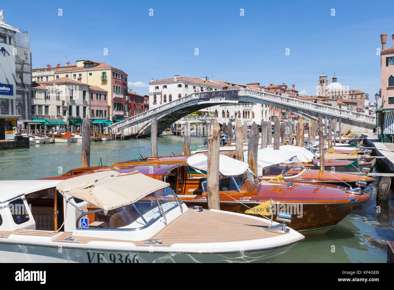 Les taxis de l'eau mouillée dans le Grand Canal, Venise, Italie près de l'Scolzi Bridge, Santa Croce. Ces bateaux sont directement en face de la gare ferrovia stat Banque D'Images