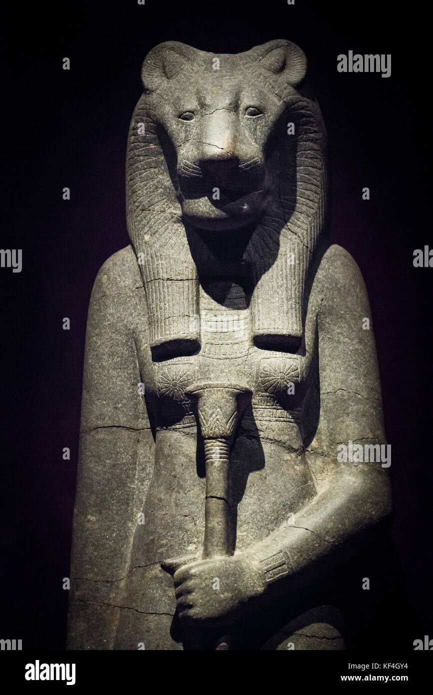 Turin. L'Italie. Statue de la déesse lionne égyptienne Sekhmet tenant un sceptre Wadj sous la forme d'une fleur de papyrus. Nouvel Empire, 18e dynastie, règne Banque D'Images