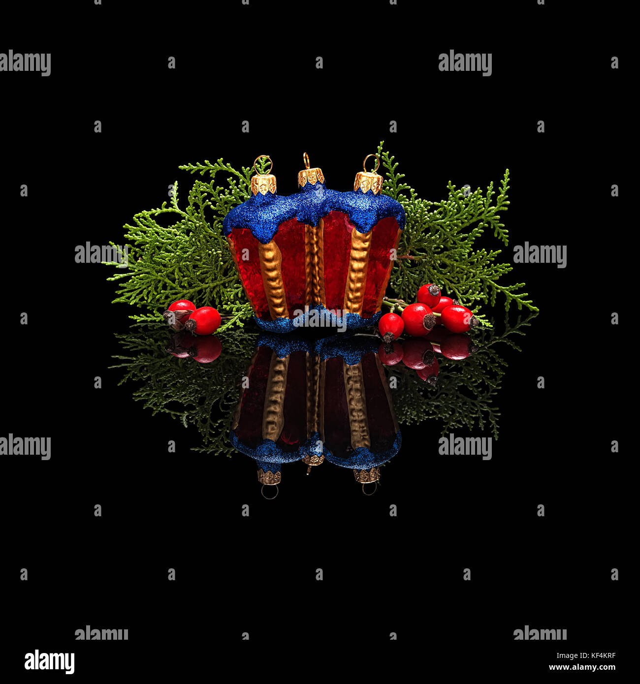 Modèle de carte de Noël dans un style de luxe, premium. trois décorations de noël lanterne avec branches d'un arbre à feuilles persistantes et les hanches d'un dogrose isoler Banque D'Images Modèle de carte de Noël dans un style de luxe, premium. trois décorations de noël lanterne avec branches d'un arbre à feuilles persistantes et les hanches d'un dogrose isoler Banque D'Images