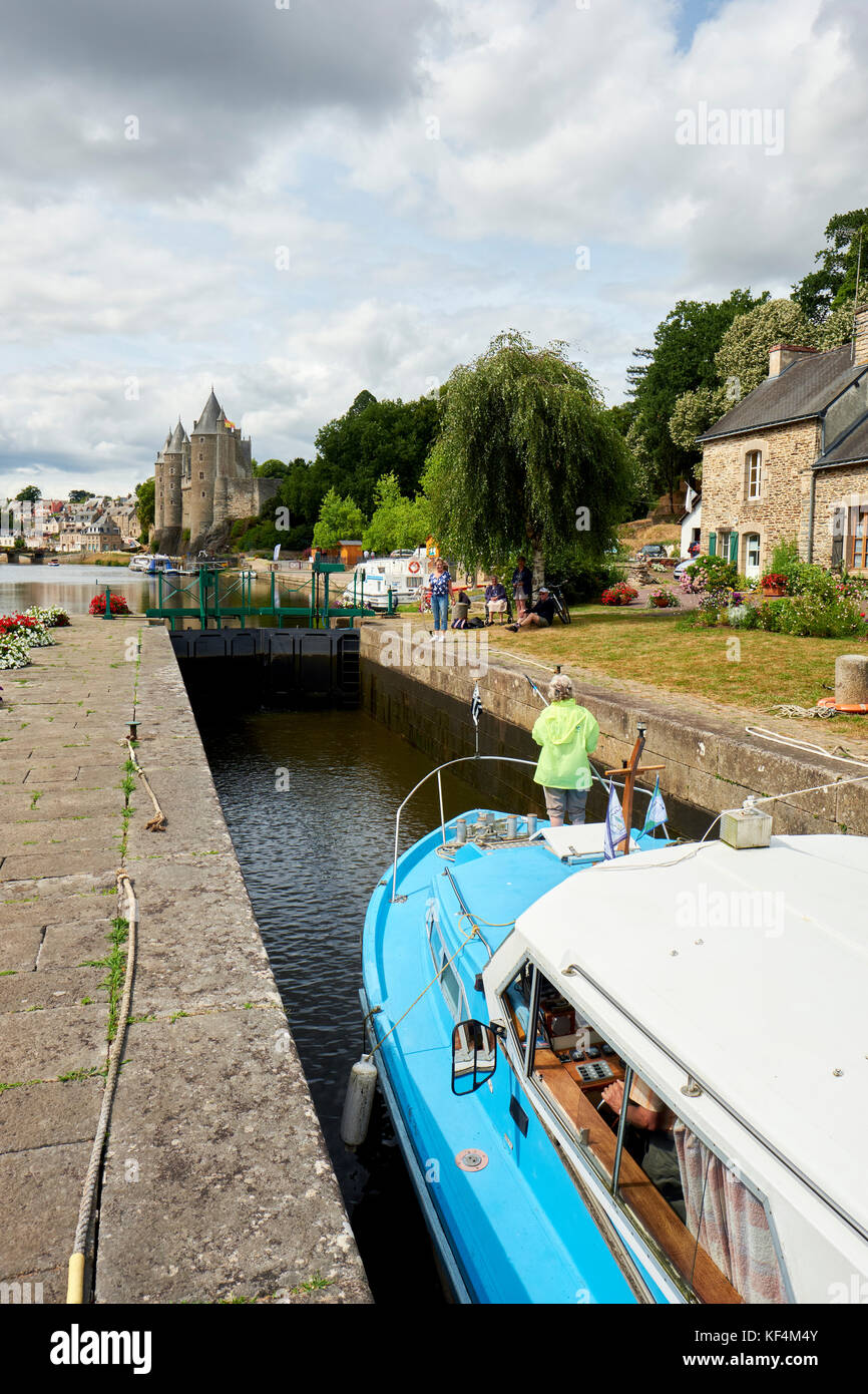 En traversant le canal de la forteresse médiévale de Josselin dans la