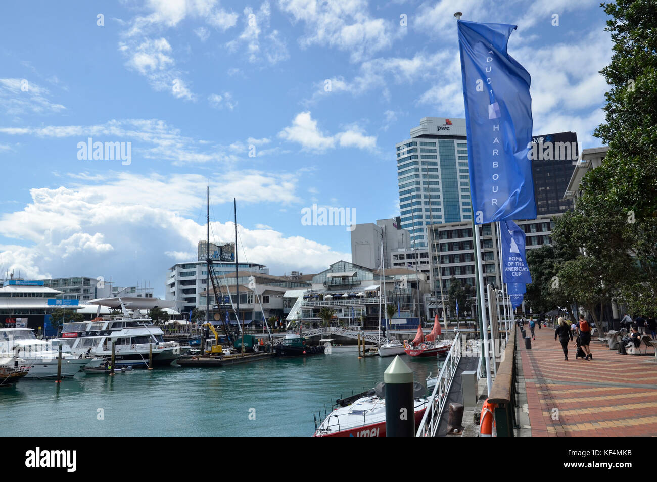 Bateaux dans port Viaduct à Auckland, en Nouvelle-Zélande. Au moment de la photo en 2017, le port était doublé comme l'accueil de la Coupe des Amériques Banque D'Images