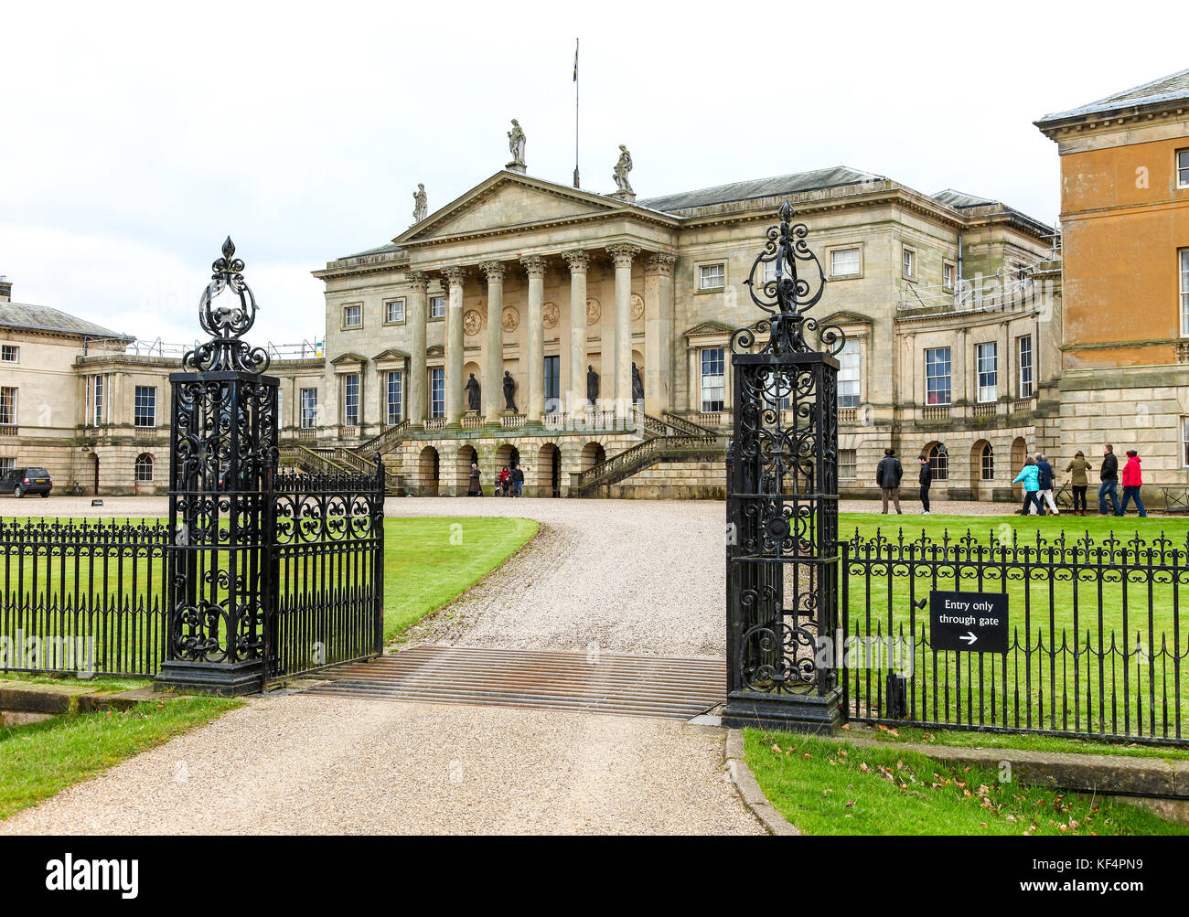 Et Portes de fer forgé à l'entrée de Kedleston Hall, Kedleston, Derbyshire, Angleterre, RU Banque D'Images