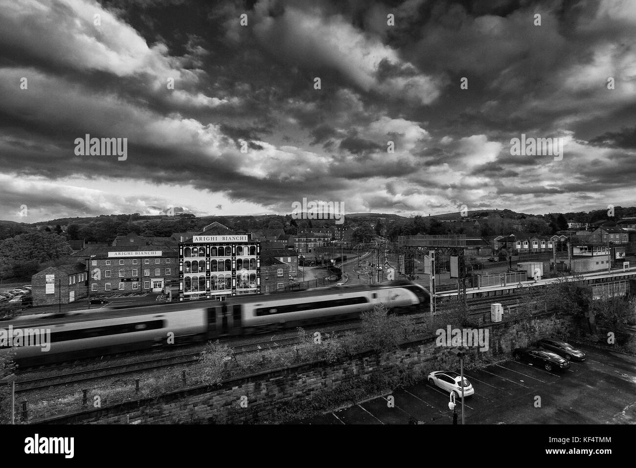 Un pendolino virgin trains train arrivant en gare de macclesfield Banque D'Images