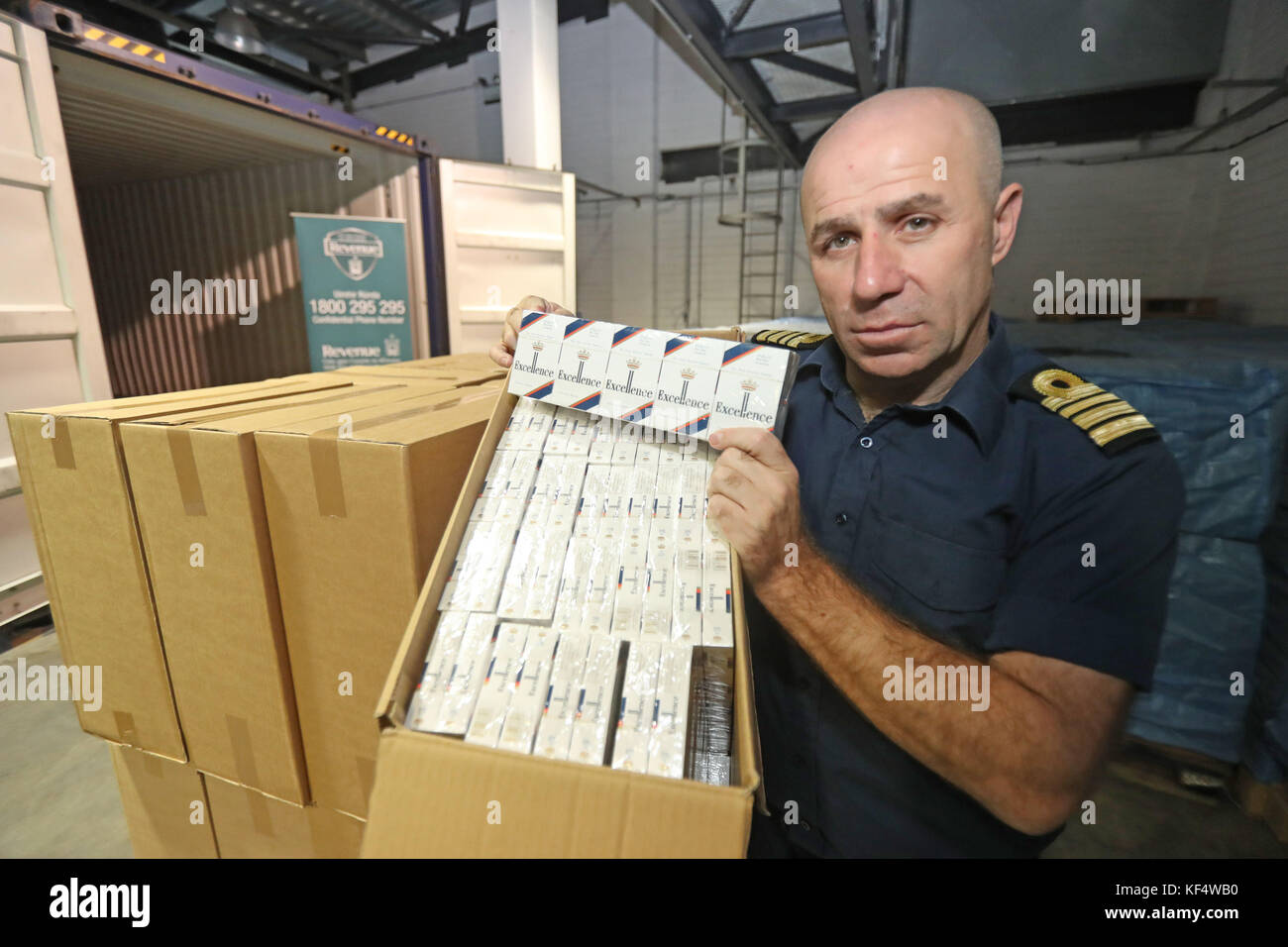 Revenus Martin Rogers au port de Dublin avec l'un des plus grands transporteurs de cigarettes du marché noir jamais récupéré par les douanes. La charge de poids lourds de tabac illicite, connue sous le nom de blanc bon marché et de marque Excellence, a été dissimulée dans un camion soi-disant contenant des pneus traversant le port de Dublin. Banque D'Images