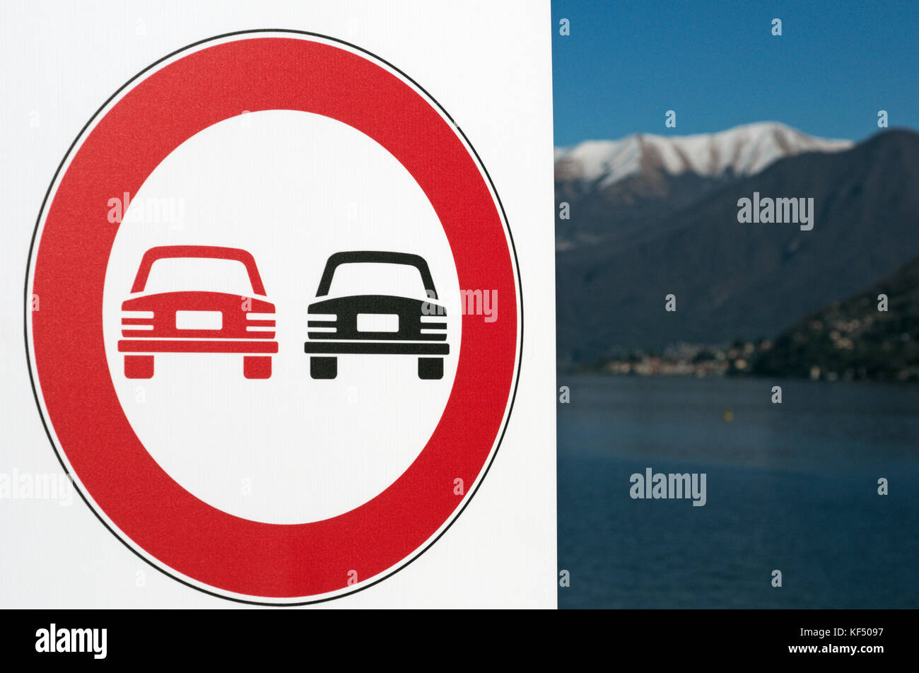 Pas de panneau d'avertissement de dépassement, le lac de Côme, Italie Banque D'Images