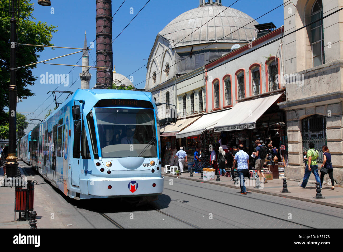 Turquie, Istanbul (municipalité de Fatih), district de cemberlitas, le tramway dans la rue divan yolu et la colonne de Constantin (cemberlitas) Banque D'Images