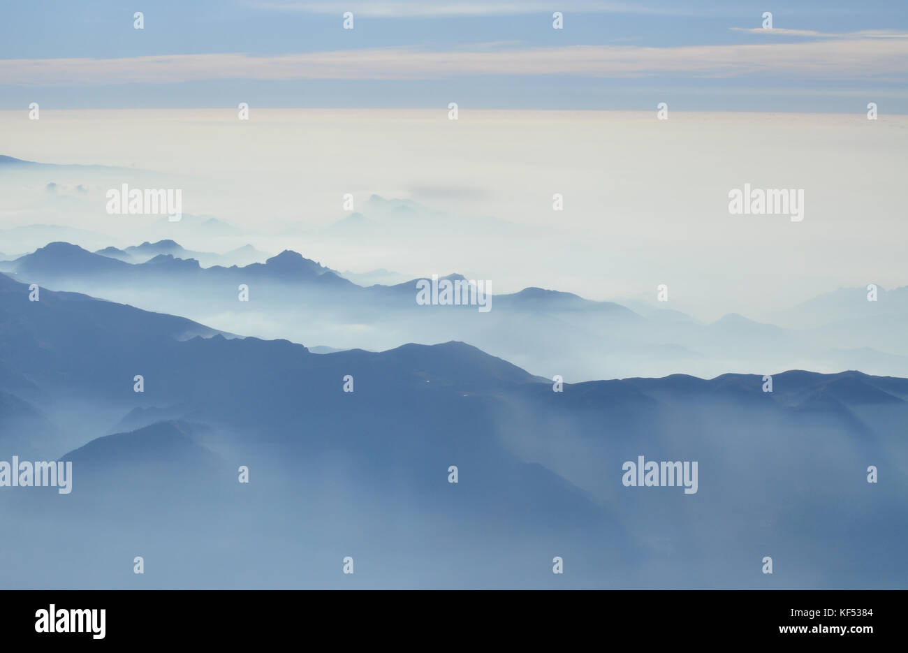 Matin brumeux en italien des Alpes - silhouettes de montagnes Banque D'Images