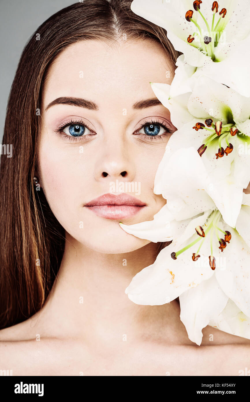 Printemps ou été portrait de belle femme avec maquillage naturel et lys blanc fleurs Banque D'Images