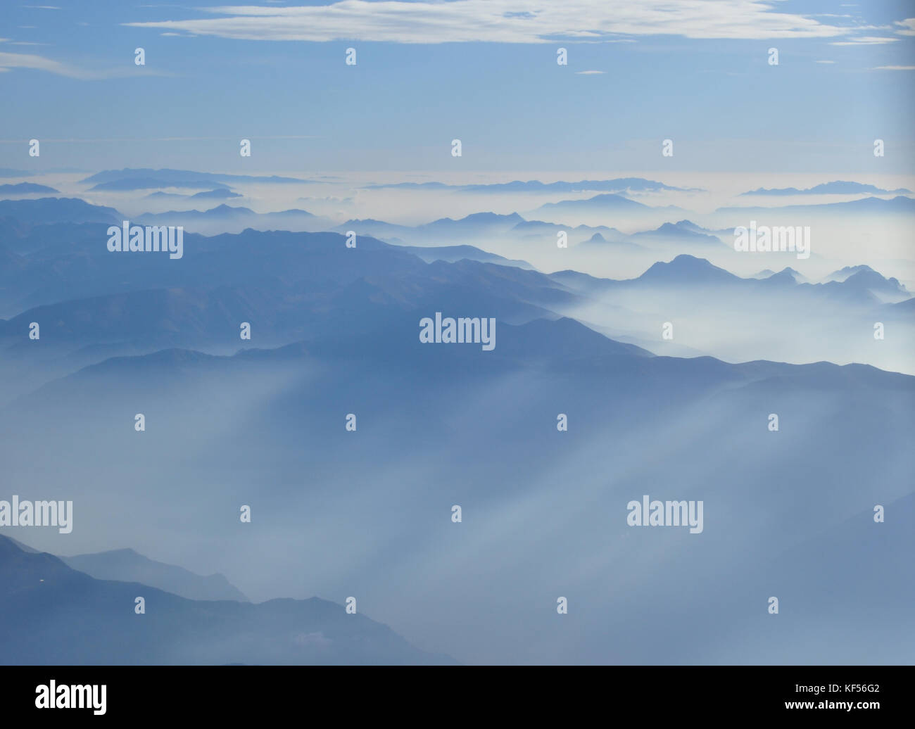 Matin brumeux en italien des Alpes - silhouettes de montagnes Banque D'Images