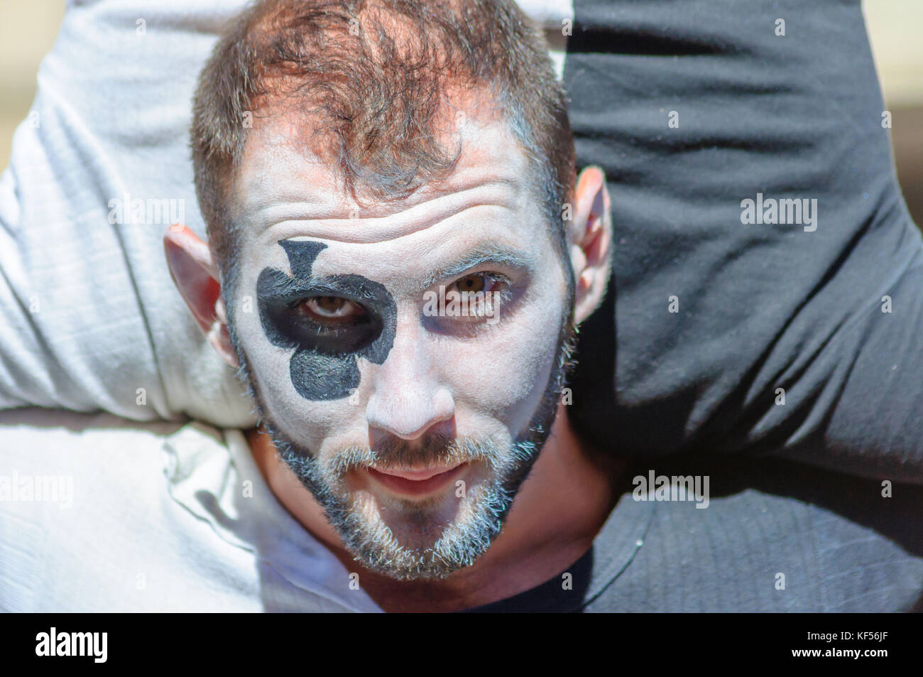 Interprète masculin avec visage peint divertit sur la rue pendant le festival Fringe d' Banque D'Images