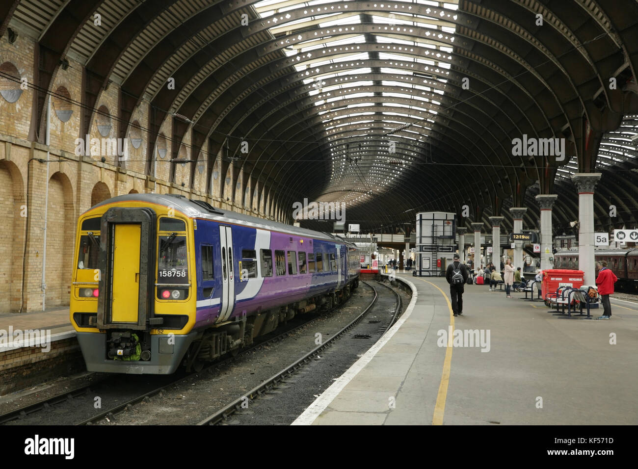 Northern Rail classe 158 diesel multiple unit 158758 à la gare de York, Royaume-Uni. Banque D'Images