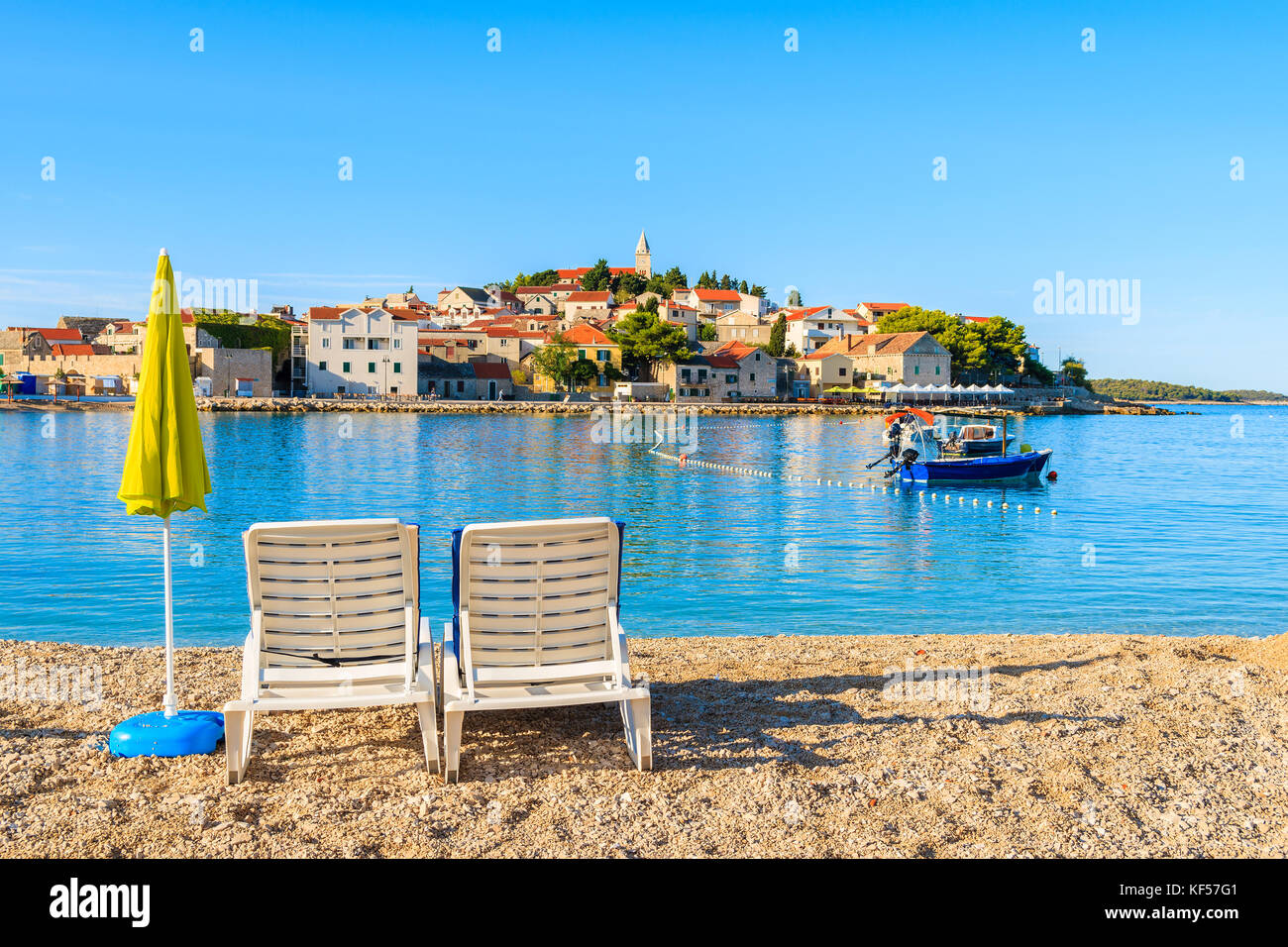 Wh9iyed2 Sur Chaises Longues Blanc Parasol Plage Ville La