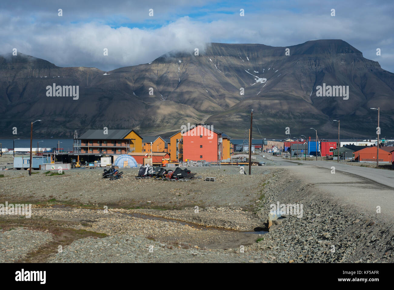 Norvège, Spitzbergen. Vue d'ensemble panoramique de la capitale de Longyearbyen. (78Â°13'46' N 15Â°36'03' E) Banque D'Images