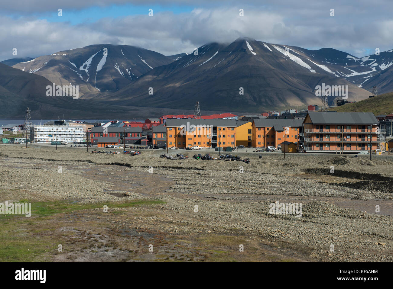 Norvège, Spitzbergen. Vue d'ensemble panoramique de la capitale de Longyearbyen. (78Â°13'46' N 15Â°36'03' E) Banque D'Images