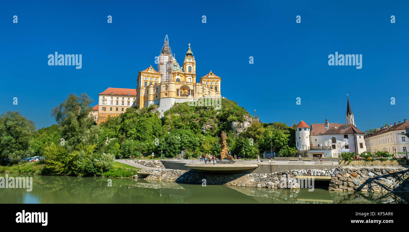 Avis de Stift Melk, une abbaye bénédictine au-dessus de la ville de Melk en Autriche Banque D'Images