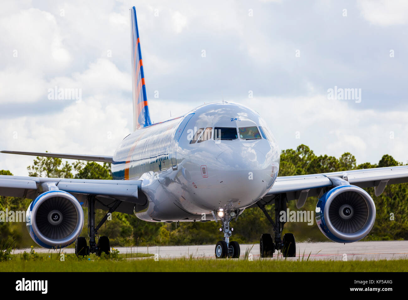 Avion de ligne commercial Allegiant circulant au sol à l'aéroport de Punta Gorda en Floride Banque D'Images