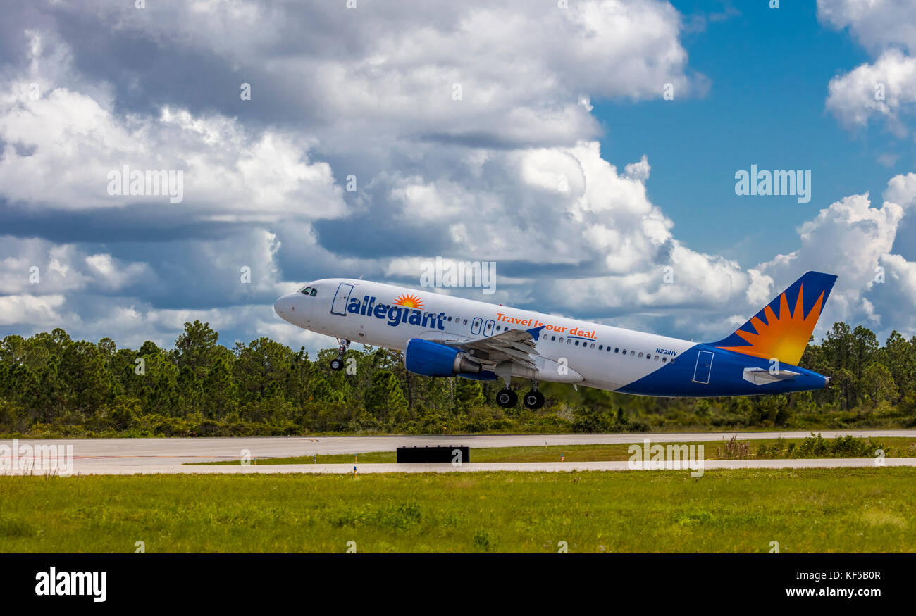 Avion de ligne commercial Allegiant décollant à l'aéroport de Punta Gorda en Floride Banque D'Images