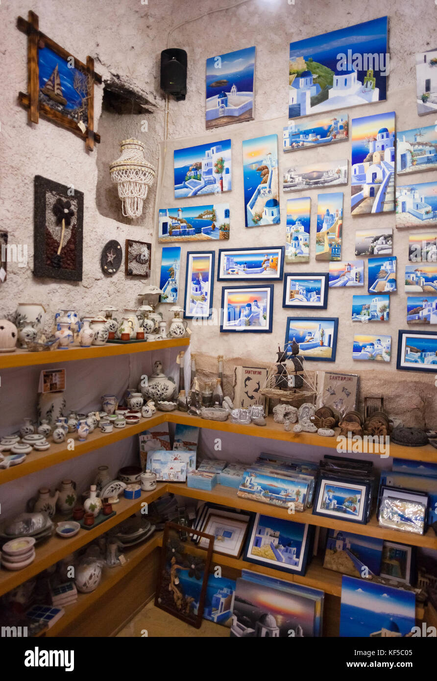 L'île de Santorin, Grèce - 19 juillet 2012 : Boutique de souvenirs à Santorin. Les habitants de vendre aux touristes la maison de souvenirs. Banque D'Images