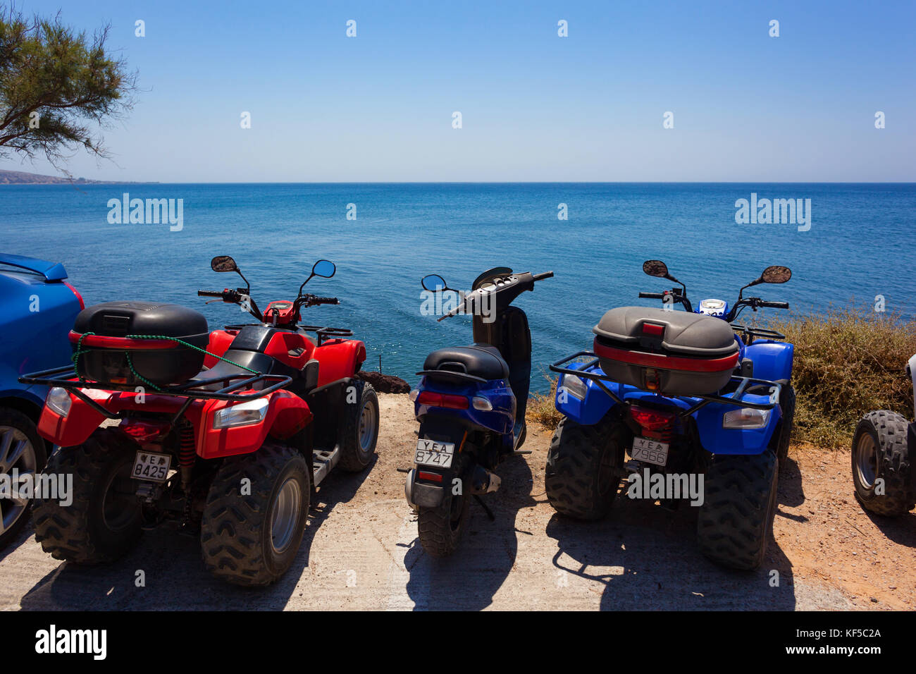 L'île de Santorin, Grèce - 19 juillet 2012 : scooters et quads garé au bord de la mer. En raison de la petite taille de l'île, les touristes préfèrent louer petit Banque D'Images