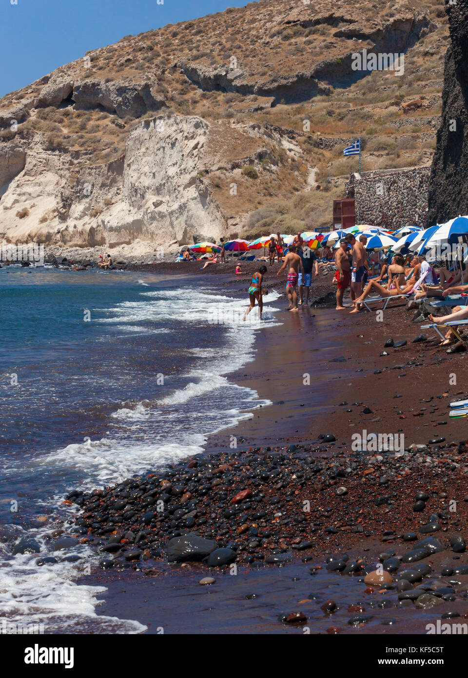 L'île de Santorin, Grèce - 19 juillet 2012 : vue sur la mer et la belle plage rouge sur l'île grecque de Santorin. Il est situé à seulement quelques s Banque D'Images