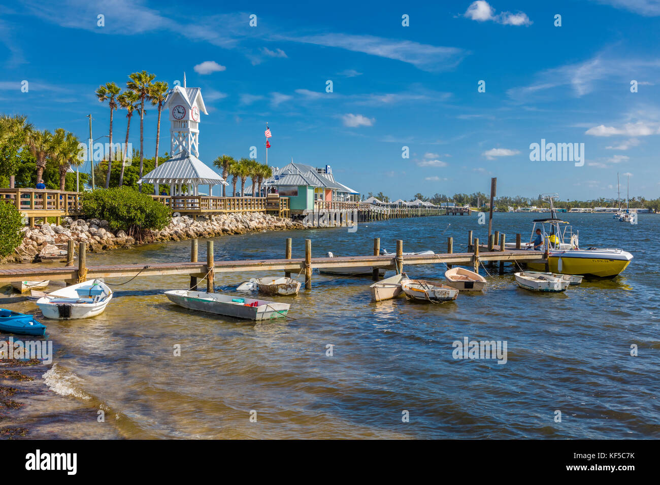 Bridge Street Pier et tour de l'horloge sur Anna Maria Island dans la région de Bradenton Beach en Floride Banque D'Images