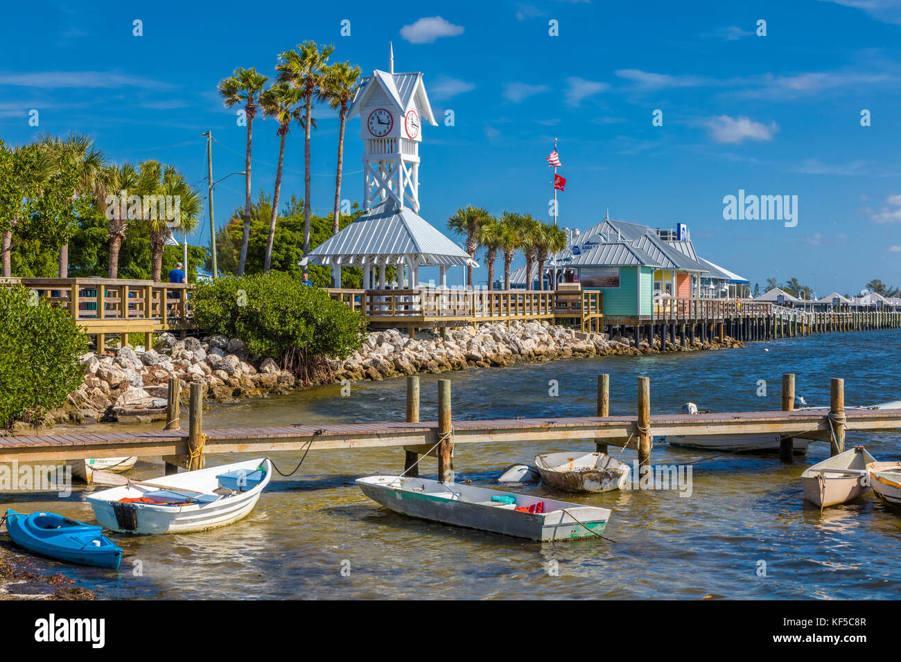 Bridge Street Pier et tour de l'horloge sur Anna Maria Island dans la région de Bradenton Beach en Floride Banque D'Images