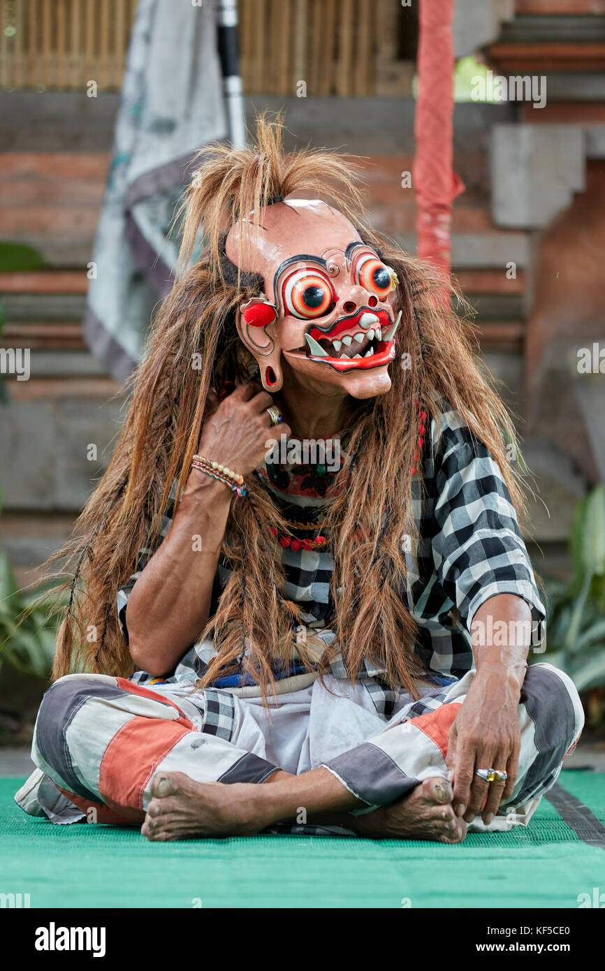 Acteur dans le spectacle de danse Barong traditionnelle. Batubulan village, Ubud, Bali, Indonésie. Banque D'Images